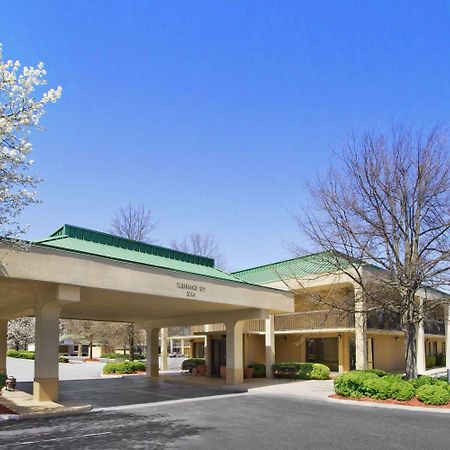 Howard Johnson By Wyndham Greensboro Near The Coliseum Exterior foto
