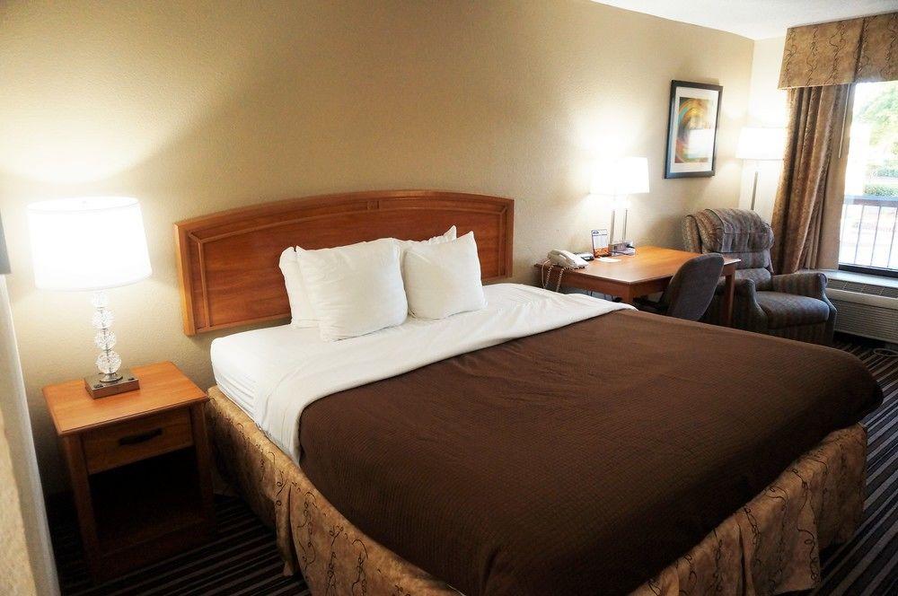 Howard Johnson By Wyndham Greensboro Near The Coliseum Exterior foto
