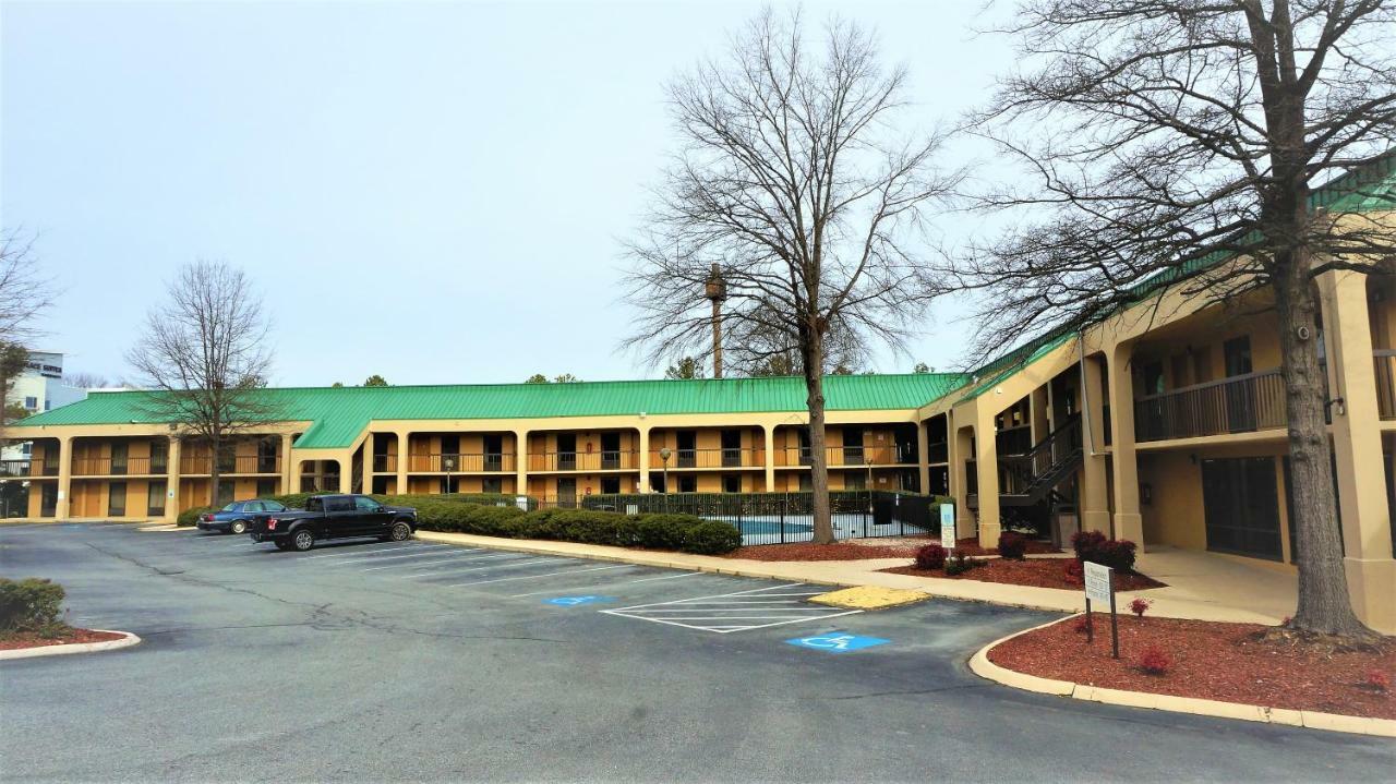 Howard Johnson By Wyndham Greensboro Near The Coliseum Exterior foto